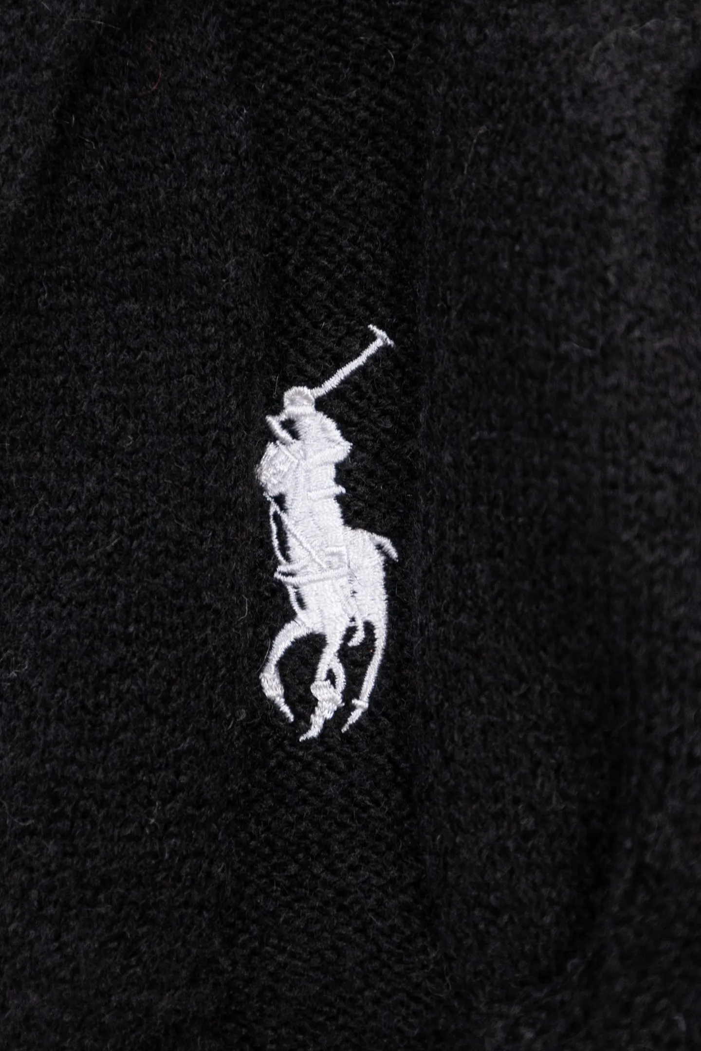 P190 Ralph Lauren 2026 new blended twist craft autumn and winter high-quality double zipper stand collar knitted cardigan jacket. Its design is really amazing. The blended twist craft makes it full of texture. The double zipper stand collar design is not only warm but also super stylish. Wearing it instantly enhances your temperament. Whether it is paired with a dress or jeans, it can be easily worn, showing a high-end feel in autumn and winter. The colors are also super nice, and each one is super elegant. Wearing them while walking on the street will turn heads 100% of the time. 🎺 This autumn and winter, buy yourself a warm and fashionable jacket, so that you can look beautiful in the cold weather. Size: S M L Color: Beige Black Gray